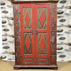 Armario portugués antiguo de madera roja