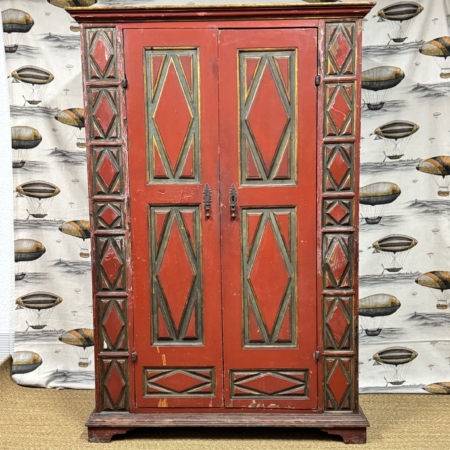 Armario portugués antiguo de madera roja