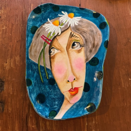MARGOT – Plato decorativo pintado a mano · Carmen Roncero