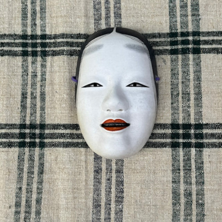 Máscara Noh Ko-omote firmada por Ikkei Japón
