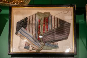 Cuadro con prenda antigua francesa