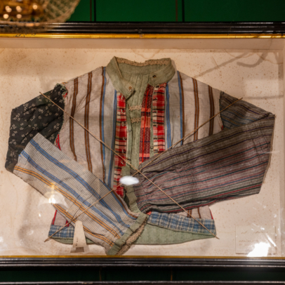 Cuadro con prenda antigua francesa