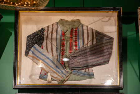 Cuadro con prenda antigua francesa