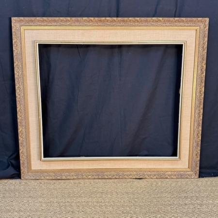 marco clásico dorado con paspartú textil