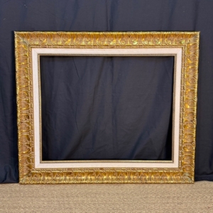 Marco dorado antiguo con relieve vegetal 106,5x91 cm