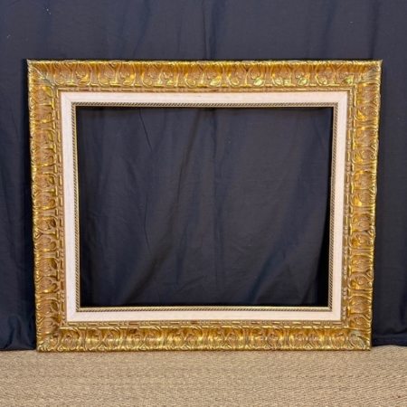 Marco dorado antiguo con relieve vegetal 106,5x91 cm