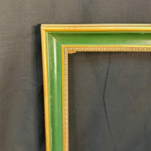 Marco verde con moldura dorada interior